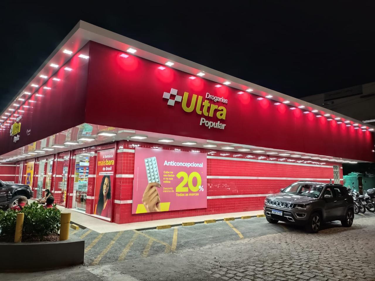 Fachada Ultra Popular à noite